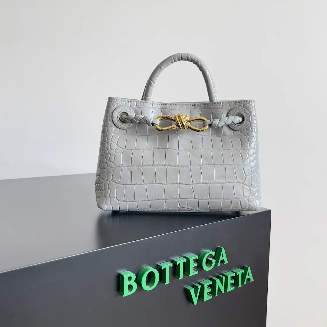 Batch 2880 BOTTEGA VENETA new women's crocodile leather ANDIAMO is shipped! ! ! As a classic model of the BV family, each innovation brings different surprises to fans. There are three ways to carry it with different makeup. Crocodile skin is called the gold in leather and is famous for its top luxury and rarity. During use, the luster of the crocodile skin will not fade or fade with time. No matter how long it is used, it will still remain new. And because each crocodile skin is different, the effect of each crocodile leather bag is different. Style number: 777614 Size: 22*9*15.5cm